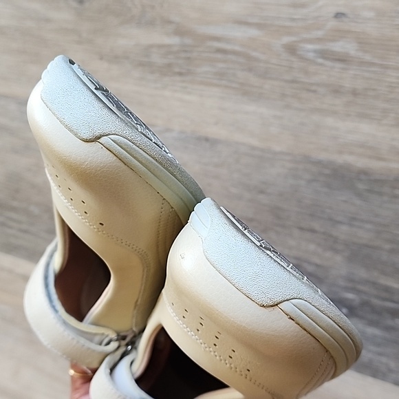 DREW WOMEN'S Cream Mary Jane Shoes